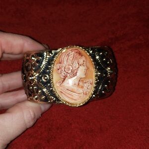 AMEDEO CAMEO HINGED BRACELET